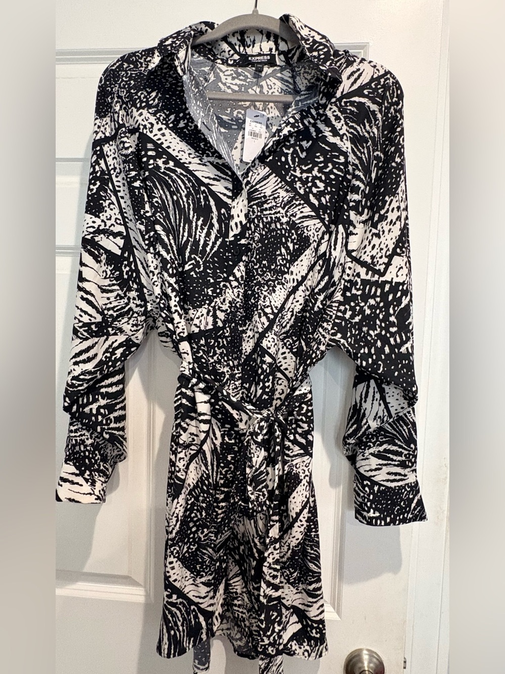 NWT Express Portofino Boyfriend Shirt Dress – Black & White Abstract – Size L